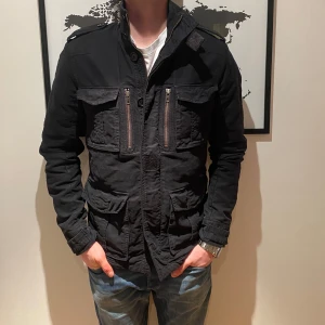 Field jacka Zadig & Voltaire - Otroligt fet och unik field jacka från Zadig Voltaire! Kvalité i toppklass, här får du en field jacka utöver de vanliga till skillnad mot de klassiska j.lindberg. Modellen är 180 och väger 81kg. Hör av er vid andra frågor|| MVH