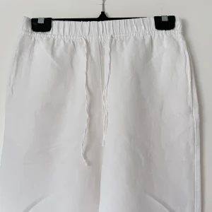 Vita linnebyxor - Snygga vita linnebyxor med elastisk midja och snören för en bekväm passform. Perfekta för en avslappnad stil med en luftig känsla. Använda 2 gånger. Önskar du veta exakta mått? Tveka inte att höra av dig!