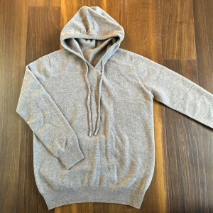 Kashmir/Merino hoodie - En riktigt skön beige Kashmir/merino hoodie! Storlek S ! Endast använd 1 gång, nyskick på hoodien! Hör av dig vid frågor!🌟