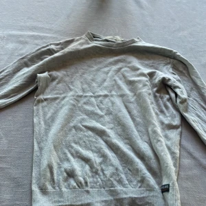 Grå overshirt - Grå overshirt  den är inte stryckt så den är rynkig 5/10 men pris värd