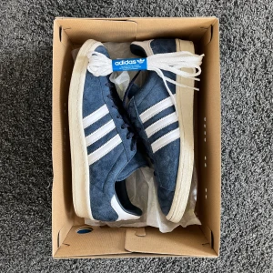 Adidas campus 80s - Säljer ett par feta Adidas Campus 80s! Skorna har inga defekter, mycket bra skick 8/10. Storlek 42. Hör av er vid minsta fundering!💫