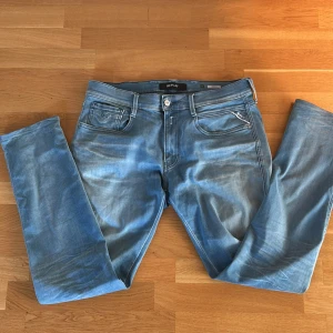 Replay anbass blå - Snygga blå jeans från Replay, modell Anbass. De har en klassisk femficksdesign med dragkedja och knapp. Perfekta för en avslappnad stil. Storleken ä 34:34 vilket visas i bild👍passar mindre och skulle absolut kunna passa på någon som vanligtvis har 32:32✅ bara att höra av dig vid eventuella frågor och funderingar 😊 OBS priset är ej hugget i sten