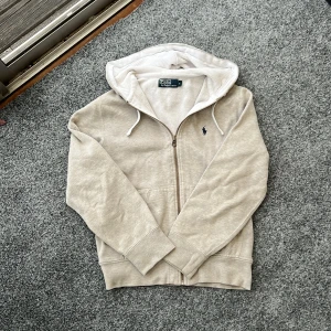 Ralph lauren hoodie grå - Säljer nu denna sjuukt snygga och bekväma raffe hoodien! Size s . Skick 8,5/10. Navy raffe logga på bröstet. Hör av dig vid minsta fundering 😉