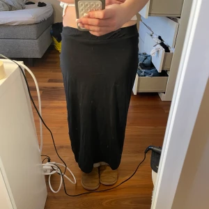 Svart långkjol från ONLY - Säljer en svart långkjol från ONLY i storlek xs men har sytts upp så den är 80 cm lång. Säljer den för att den inte kommer till användning längre!🩷