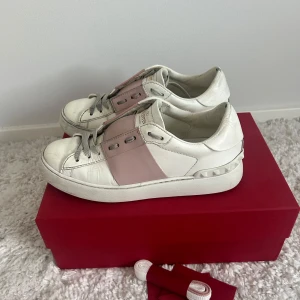 valentino skor - såå snygg valentino opens nypris 7280kr, väl använda och därav priset! Nya snören tillkommer samt box 