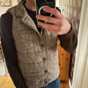 John Henric Väst  - En sjukt snygg och trendig väst från John Henric i en grå brun färg🔥Köpt på Sture Gallerian i Stockholm. Skick 10/10 Bara skriva vid frågor.