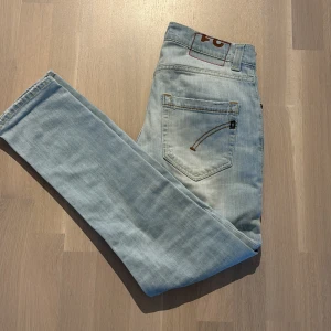 Dondup jeans - Ljusblåa dondup jeans med slitningar. Skick 10/10 då jag använt de fåtal gånger. Storlek 31.