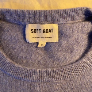 Finstickad softgoat tröja❤️‍🔥 - Säljer denna helt nya kortärmade softgoat tröjan, den är fin stickad med rundhals och supermjuk pga den är 100% kashmir. Jag kunde inte returnera tröjan eftersom jag fick den som gåva, nypriset är 1995kr