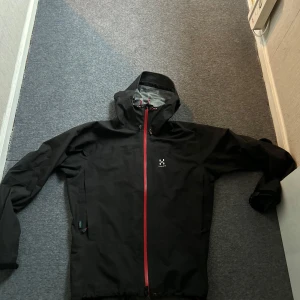 Svart jacka Haglöfs - Jacka från Haglöfs i 10/10 skick utan några skador eller liknande. Väldigt varsamt använd. Storlek L men passar mig som har M och är 187