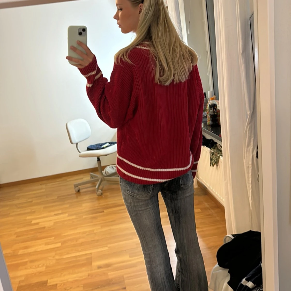 Röd stickad tröja med vita ränder - 1