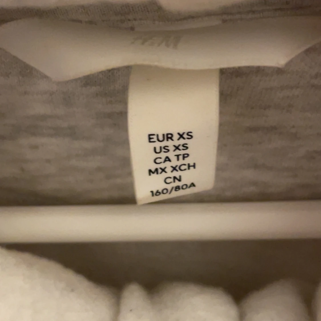 Grå hoodie från H&M - 1