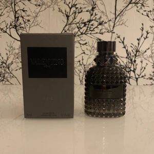 Valentino Uomo Intense Eau de Parfum - Säljer en elegant och maskulin parfym från Valentino. Flaskan har en lyxig design med nitar och en mörk tonad glasfinish. Doften är intensiv och sofistikerad, perfekt för den som vill sticka ut. Innehåller 50 ml.