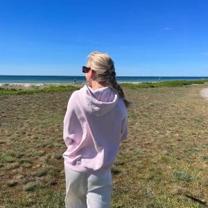 Ljusrosa hoodie - Rosa hoodie från Gina! Har matchande mjukisbyxor som man kan köpa till i storlek L, de är bara att skriva till mig för fler bilder då. Kan komma överens om ett pris för de båda tillsammans då. 