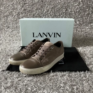 Lanvin Skor - Tjena! Säljer nu mina snygga skor ifrån Lanvin. Skicket på skorna är 9/10. Skorna är i storlek UK 7 (41). Dustbag medföljer! Vid fler frågor om storleken/bilder är det bara och höra av sig! 