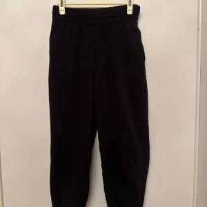 Mjukisbyxor petit, från BikBok - Säljer ett par svarta mjukisbyxor från BikBok petit, i storlek XS. Byxorna har en elastisk midja för extra komfort och är perfekta för en avslappnad stil. Använt få gånger.