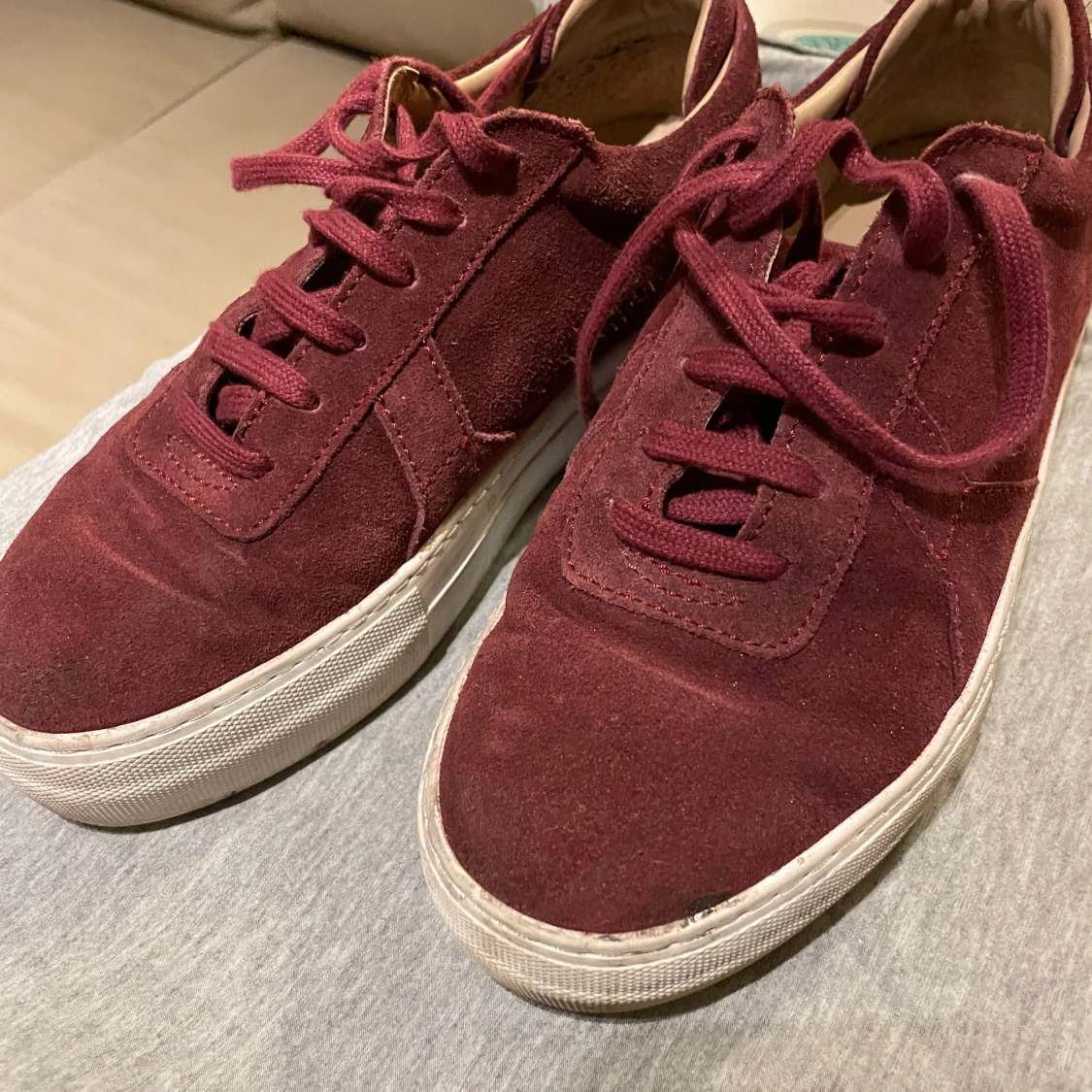 Vinröda sneakers från Axel Arigato