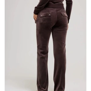 Bruna mjukisbyxor i sammet - Snygga bruna juicy mjukisbyxor i mjukt sammetstyg med hög midja och raka ben. Byxorna har praktiska fickor fram och bak, samt en bekväm passform. Perfekta för en avslappnad stil. Säljer dessa pågrund av att dom kommer tyvärr ej till användning längre.