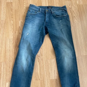 Jack and Jones jeans! - Säljer ett par snygga blå jeans från Jack & Jones, modell Slim Glenn. De har en slim passform och är tillverkade i stretchigt denim. Riktigt sköna och prisvärda jeans!🤝🏽