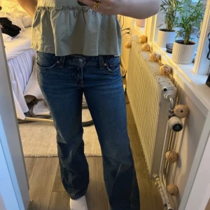 Levi's Premium Bootcut Jeans - Säljer dessa jeans från levi’s då dem inte kommer till användning längre💕Dem är som nyskick och använda ett fåtal gånger, finns inga defekter på dem💕Strl w28