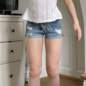 Jeans shorts med slitningar - Säljer dessa shorts från hm med slitningar. De är i storlek 36 och från HM. Kontakta mig privat vid frågor eller intresse💓