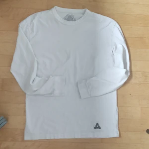 Vit långärmad tröja från Palace SS19 - Vit långärmad palace tröja från SS19, bra skick men använd, en liten fläck på framsidan som jag är säkert kan tas bort. Kom gärna med bud