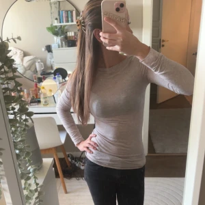 Beige långärmad topp - Intimissimi tröja som e super skön, använd ca 2 gånger. Helt nytt skick 