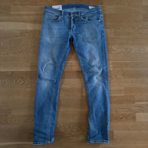 Dondup George - Snygga blå skinny jeans från George med en klassisk femficksdesign. De har en lätt tvättad look och är perfekta för en stilren vardagsoutfit. Midjan är normalhög och passformen är tight för en modern siluett.
