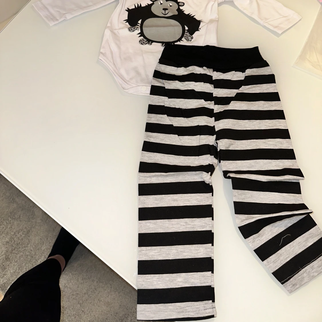 Vit och svart randig babyset med tryck - 3