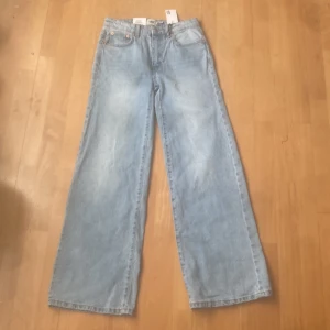 Ljusblå baggy jeans från 157 - .Helt nya ljusblå baggy jeans från Lager 157  Säljer ett par helt nya ljusblå baggy jeans från Lager 157, aldrig använda och med lappar kvar. Modellen har en avslappnad passform med bredare ben för en trendig och bekväm stil. Perfekt för en streetwear-look eller en casual outfit. Tillverkade i slitstark denim med en skön känsla. Passar både killar och tjejer. Finns för avhämtning eller kan skickas mot fraktkostnad. Hör av dig vid intresse!