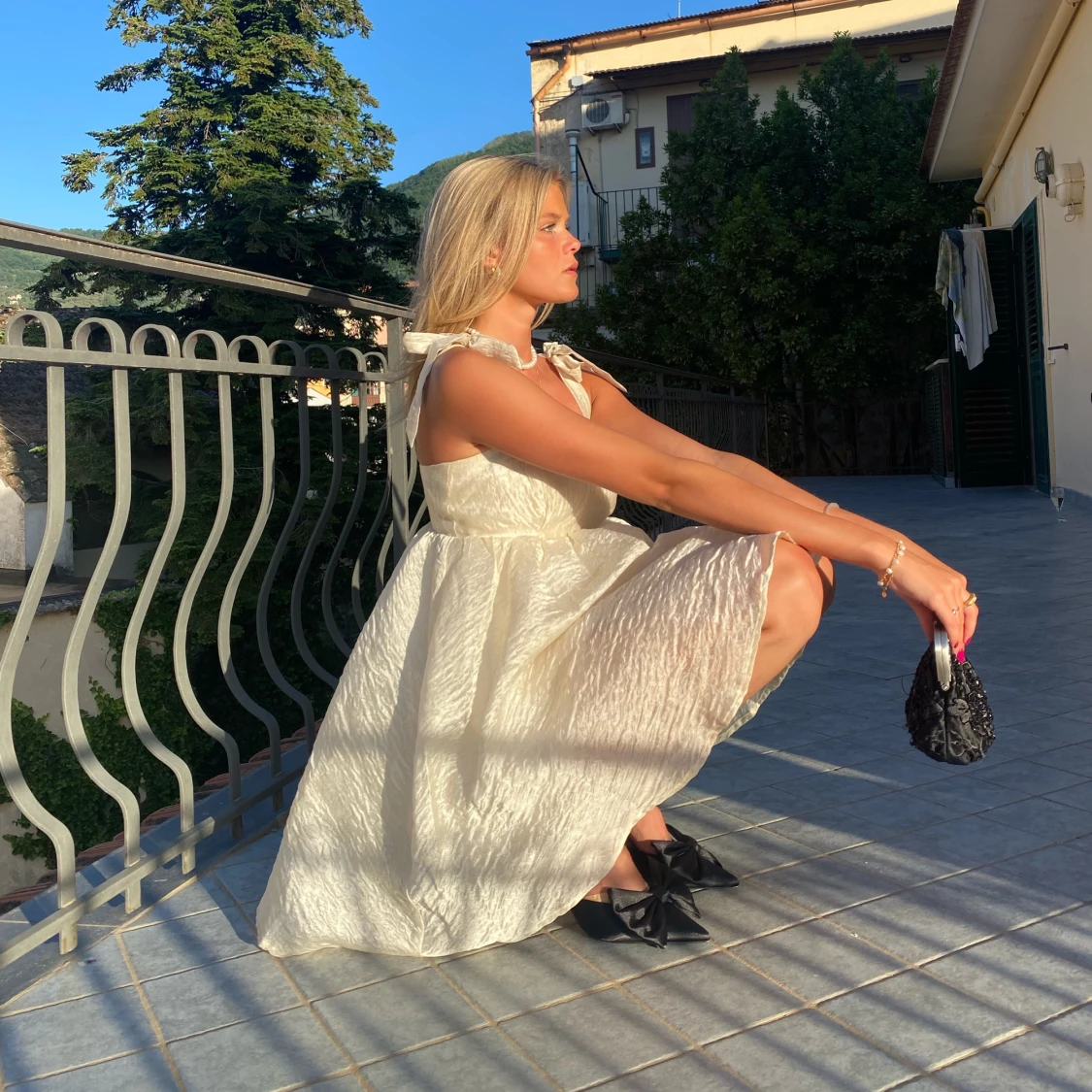 Vit klänning med knytband perfekt till studenten!