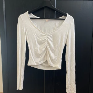 Top - Crop top från Nelly. Resår som detalj på framsidan.🤍