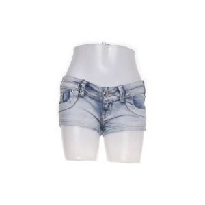 Blå jeansshorts från Smagli - Snygga blå jeansshorts från Smagli med en klassisk femficksdesign. De har en lågmidjad passform och är perfekta för varma sommardagar. Shortsen har en ljus tvätt och knappar framtill. Dom har en liten fläck vid rumpan men ingen som syns där av priset💗