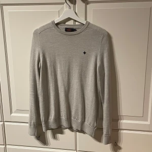 Stickad tröja ifrån Morris - Hej, nu säljer jag en riktigt fin beige stickad tröja ifrån Morris! Tröjan är i merino ull och är i ett riktigt bra skick! Om du har några frågor eller funderingar är det bara att höra av sig!