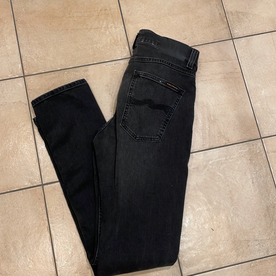 Mörkgråa jeans från Nudie  - 2