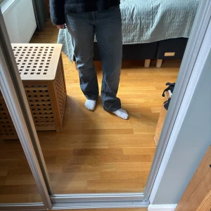 Blå jeans - Raka jeans utan bakfickor. Typ lite lägre än midrise så går att hasa ner lite om man gillar det. Cool lite blå grå färg. Har tyvärr en missfärgning på låret, men det är ingenting man tänker på. Storlek 42 men små i storleken så passar både 38-40 beroende på hur man vill att de ska sitta!