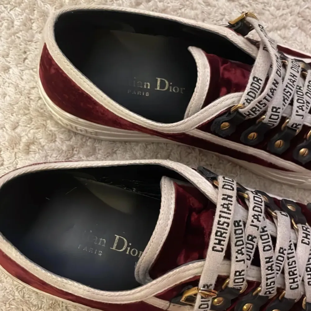 Snygga vinröda sneakers från Christian Dior med vita detaljer och text på snörningen. Modellen är Walk’n! Super fint skick och super fina men har tyvärr växt ur de! Kvitto osv & Kan mötas upp i Stockholm eller posta spårbart🫶🏻. Kengät.