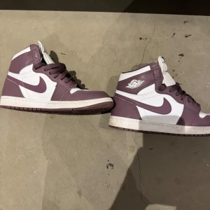 Air Jordan 1 retro mauve - Väldigt bra skick. Ny pris 1500. Storlek 42. Köpt på Nikes hemsida.