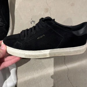 Axel Arigato skor - Storlek 40, nästan nyskick, använt vid få tillfällen. Ny pris 2600. Köpt på Axel arigatos hemsida