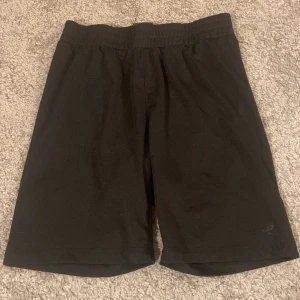 Fotbolls shorts - Svarta fotbolls shorts används för ett ganska långt tag sen går inte på fotboll längre så de blir inte använda 