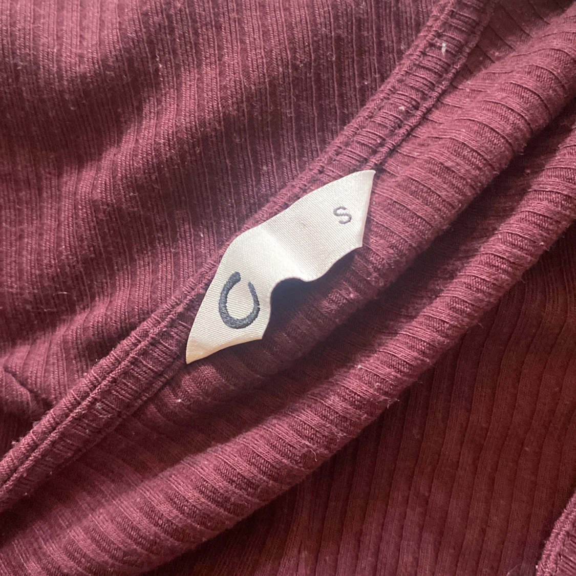 Vinröd ribbad tröja med snörning - 2