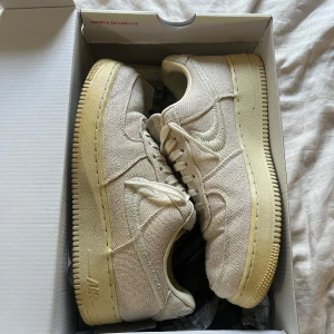 Stussy AF1 Fossil - Stussy AF1 Fossil 41 - Cond 6/10 - Starloss och heeldrag 700kr. öparen står för frakt eller meet-up Stockholm Kvitto och referenser finns.