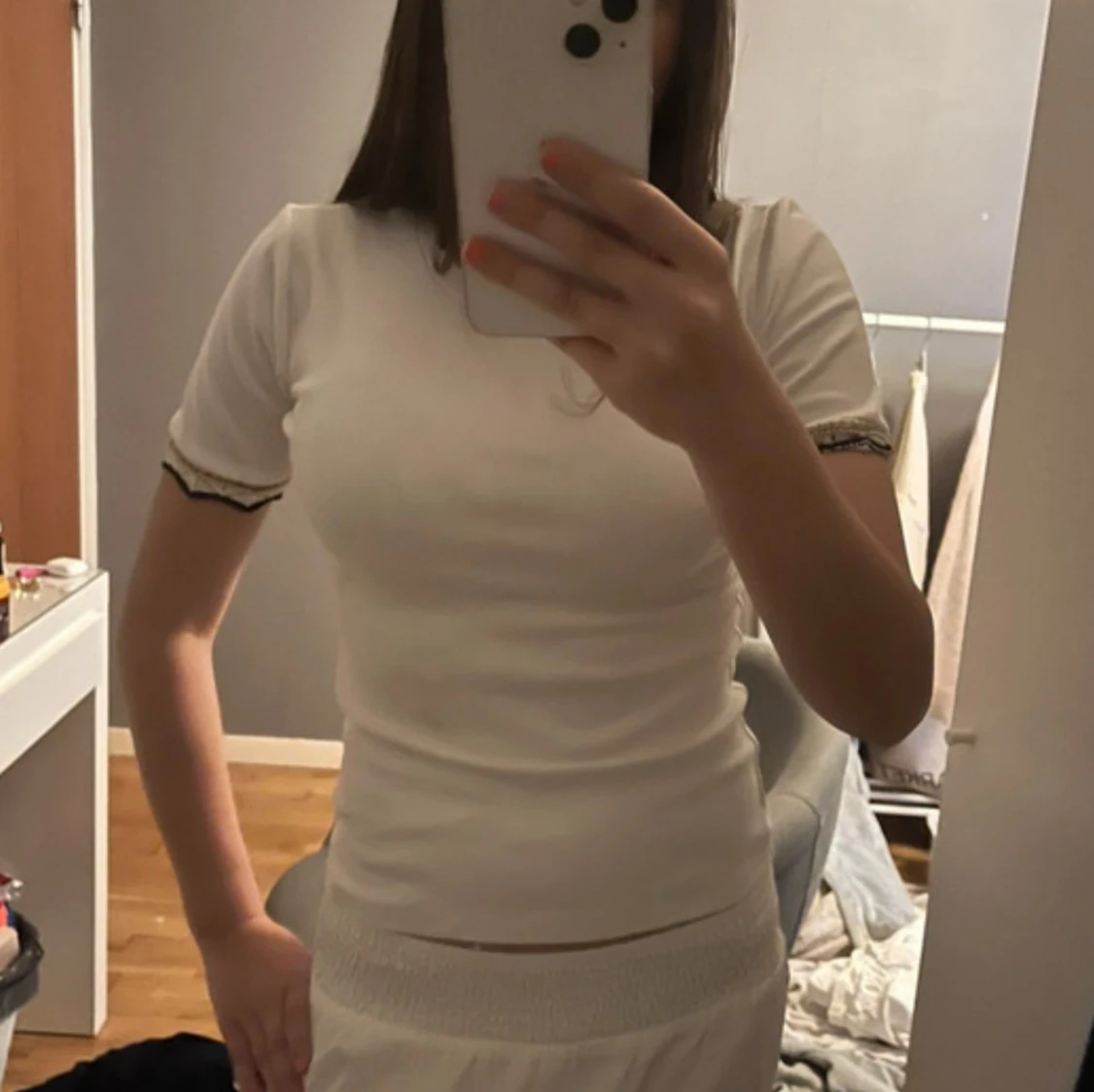 Vit topp med spetsdetalj på ärmar - 2