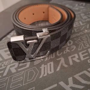 Svart bälte - Grå/Svart bälte i storlek 105cm, aldrig andvänt, klassiska schack mönstret, kan gå ner i pris vid snabb affär