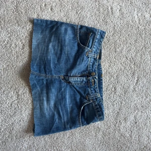 Lee kjol - Snygg kjol från lee, storlek M men skulle säga S! Super fin!