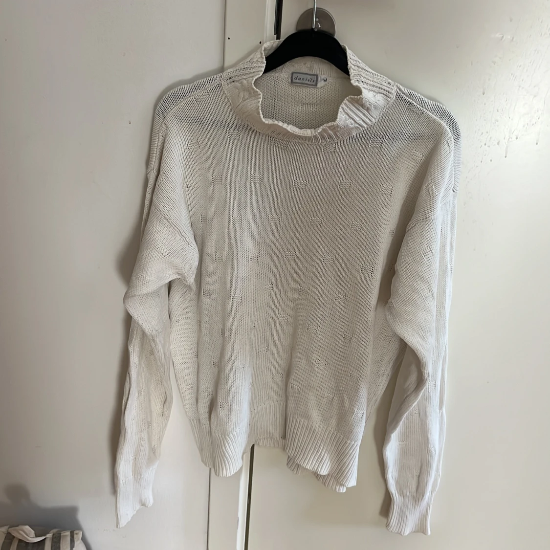 Vit stickad tröja med halvpolo, Daniels