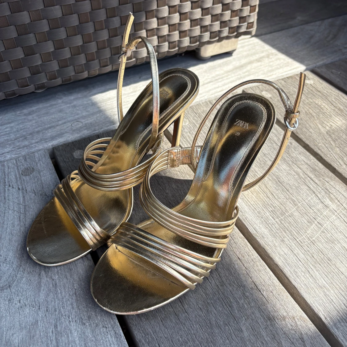 Guldiga sandaler med klack från Zara - 2