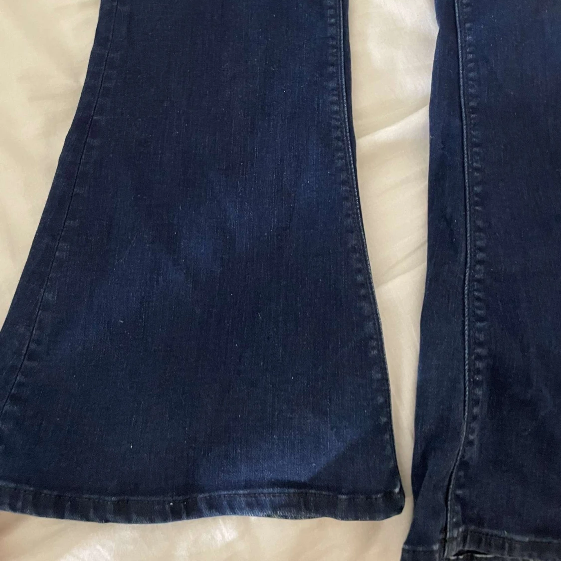 Mörkblå bootcut lowwaisted jeans från Replay - 1
