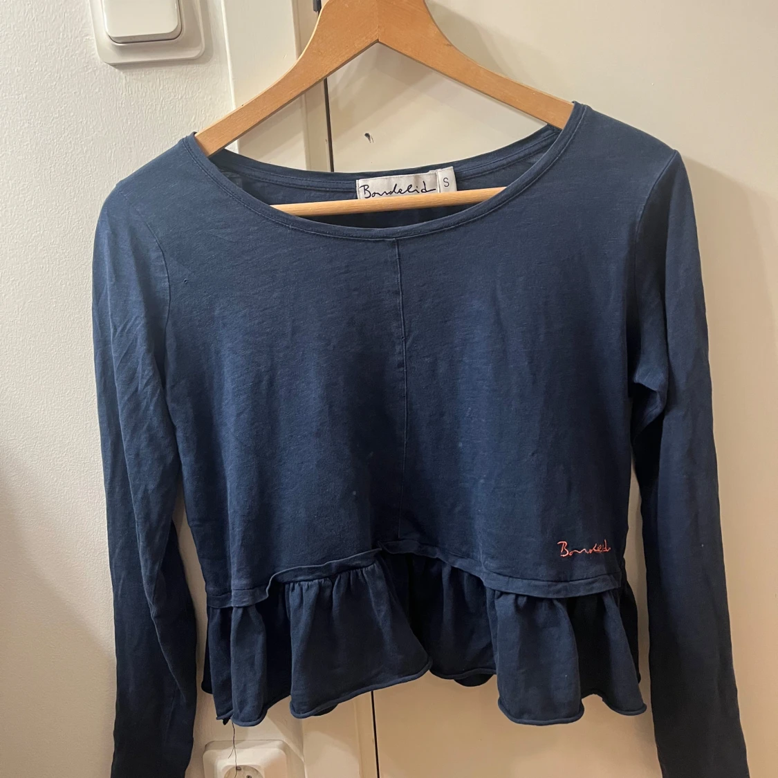 Mörkblå volangtröja från Bondelid