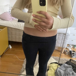 Svarta leggings från Gina Tricot - Säljer ett par svarta leggings från Gina Tricot i storlek 158/164. De har en låg midja och är gjorda i mjukt och stretchigt material som sitter tight och bekvämt. Perfekta till en chill outfit eller när du vill ha något enkelt och snyggt.