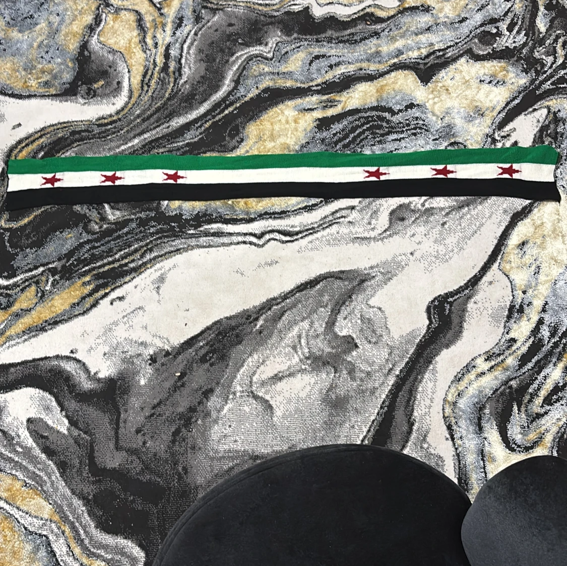 Grön-vit-svart halsduk med röda stjärnor